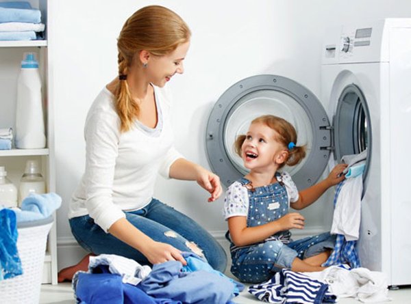 mother and daughter using the indalo -indalo-3 wash and clean with ozone