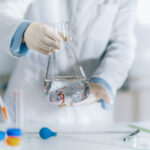 Nanoplásticos en el Agua Embotellada: ¿Qué Estamos Realmente Bebiendo?